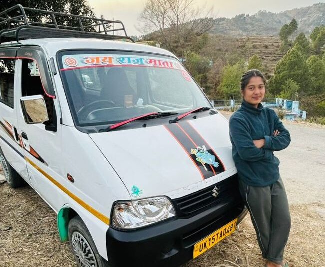 यह हैं उत्तराखंड की महिला टैक्सी ड्राइवर, पिता की तेरहवीं के बाद से ही थाम लिया था कार का स्टेयरिंग